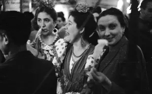Traditional Spanish Clothing Drucke: Fairgoers