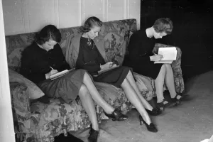 Vintage Black And White Images UK Drucke: Making Notes