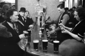 Landscape Format Images Drucke: Pulling Pints