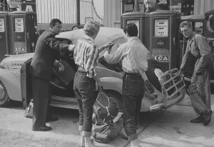 Classic Car Images Drucke: Filling Up