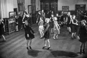 Gerahmter Druck : Volkstanz. 18. März 1939: Junge Mädchen Volkstanz bei einem Spielzentrum in London Gerahmter Druck : Volkstanz. 18. März 1939: Junge Mädchen Volkstanz bei einem Spielzentrum in London