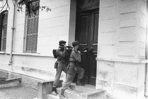 Middle East Conflict Images Drucke: Forced Entry
