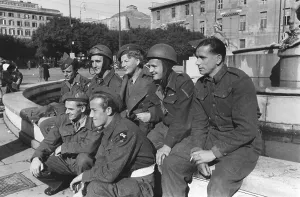 British Military Uniform Drucke: Gracie Fields With Troops