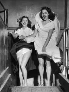 Vintage Fairground Images Drucke: Gust Of Wind