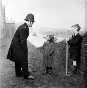 Early 20th Century British Society Drucke: Helpful Bobby