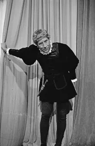 British Actor Photos Drucke: Howerd As Hamlet