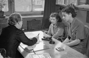 Female Subjects In Art Drucke: Interview