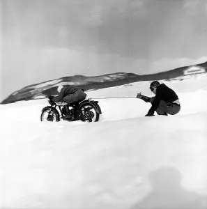 Winter Sports Equipment Drucke: Ski Pull