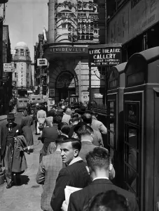 Windmill Theatre London Drucke: Windmill Queue