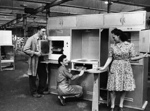 Women In Manufacturing Drucke: Kitchen Assembly