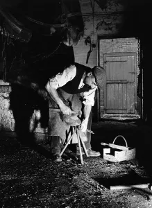 English Village Life Drucke: Blacksmith At Work
