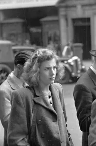 Historical Black And White Portraits Drucke: Cigarette Queue