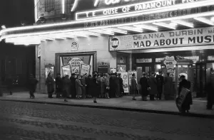 Picture Post Archives Drucke: Cinema Queue
