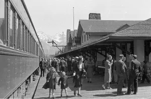 Black And White Train Station Photos Drucke: Crowd On Platform