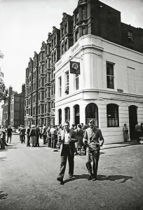 British Pub Culture Drucke: Drinking At The Pub