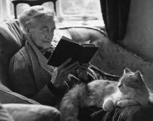Black And White Landscape Photography UK Drucke: Elderly Reader