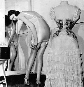 Picture Post Magazine Archive Drucke: Getting Dressed