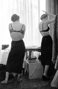 Retro Fashion Clothing Styles Drucke: Getting Ready