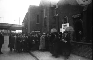 Picture Post Magazine Archive Drucke: Granny Queue