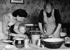 Vintage Kitchen Scene Drucke: Kitchen Help