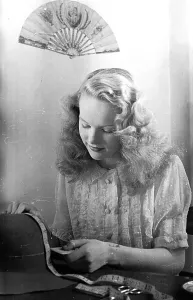 Classic Hollywood Glamour Shots Drucke: Making A Hat