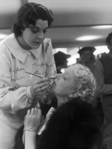 Picture Post Archives Drucke: Max Factor Make Over