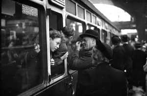 London Railway Station Drucke: Off To School