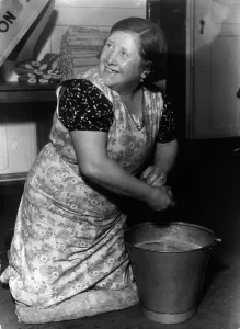 Female Office Workers Drucke: Preparing To Clean
