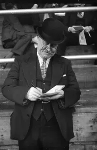 Kurt Hutton Photographer Drucke: Taking Notes