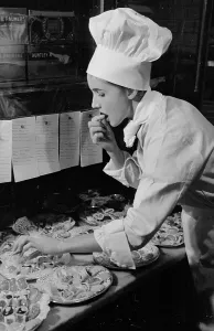 Women In The Kitchen Drucke: Tasting The Baking