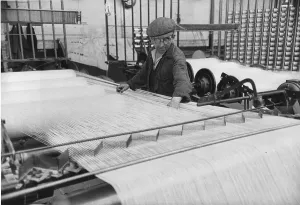 Black And White Factory Images Drucke: Linen Worker