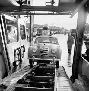 European Road Transport Drucke: Loading Austins