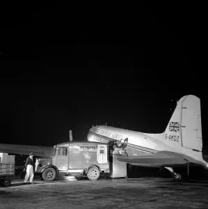 Black And White Aircraft Photos Drucke: Loading The Plane