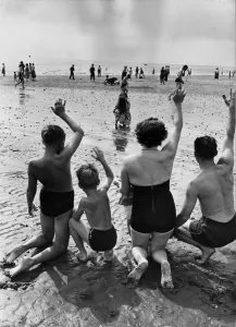 Holidaymakers At The Beach Drucke: Making Waves