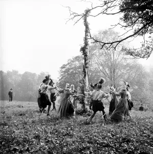 Elizabethan Era Drucke: Maypole Dance