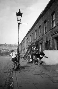 Vintage Street Photography UK Drucke: Maypole Games