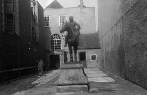 Black And White Landscape Photo Drucke: Methodist Statue