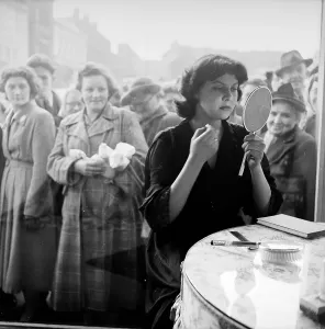 Vintage British Advertising Images Drucke: Model In The Window