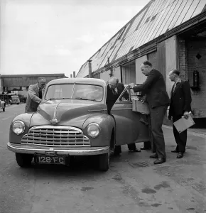 Vintage Vehicle Images Drucke: Morris Testing
