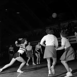 Black And White Sport Photos Drucke: Net Dash