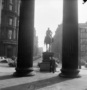 Scotland Architecture Drucke: Between The Pillars