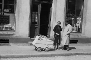 Landscape Format Images Drucke: Pram Pushing Pause