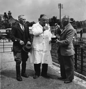Vintage Farm Equipment Images Drucke: Presenting Trophy