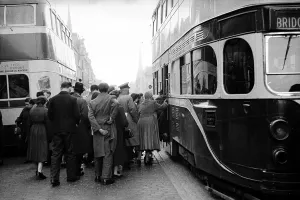 Classic Black And White Photography UK Drucke: Queuing At Bus