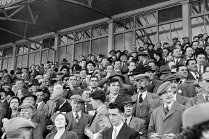 Black And White Sport Images Drucke: Racing Crowd