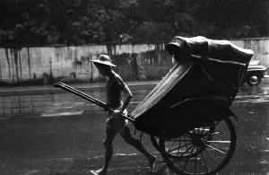Hong Kong Street Scene Drucke: Rainy Rickshaw