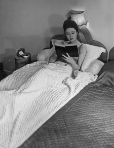 Home Front During War Drucke: Reading In Bed