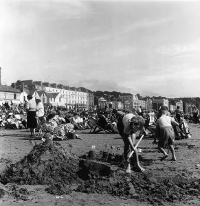 English Coastal Scene Drucke: Sand Castles