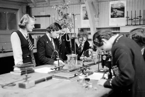 Scottish Education History Drucke: Science Class