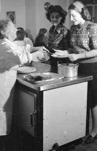 England Black And White Photography Drucke: Serving Dinner